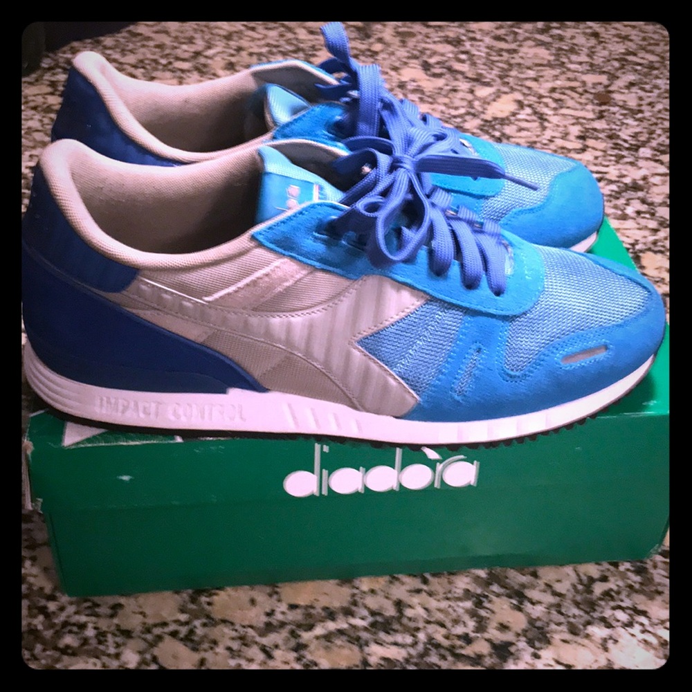 Low cut running shoes